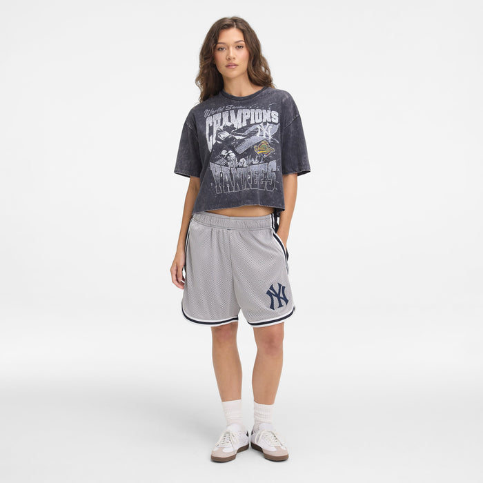 https://cdn.shopify.com/s/files/1/0601/2554/4675/files/1x1_-_Look_18_0316.jpg?v=1749149662