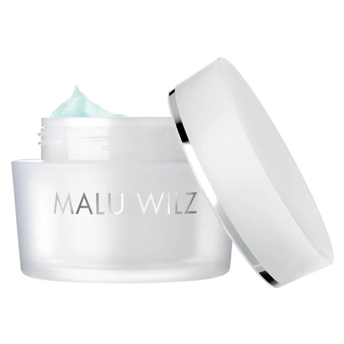 Malu Wilz Hydro Glow Moisture Cream in einem geöffneten, weißen Cremetiegel mit hellblauer Textur.