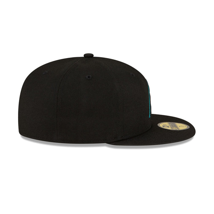 https://cdn.shopify.com/s/files/1/0601/2554/4675/files/70784980_70784986_59FIFTY_ACALT_ARIDIA_BLKBLK_RSIDE.jpg?v=1699481202