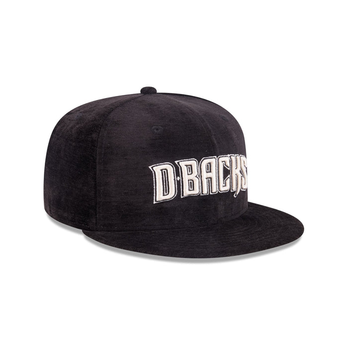https://cdn.shopify.com/s/files/1/0601/2554/4675/files/60750857_59FIFTY_5950DAY595027040_ARIDIA_BLK_3QR.jpg?v=1745502723
