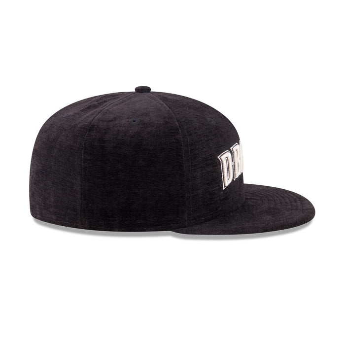 https://cdn.shopify.com/s/files/1/0601/2554/4675/files/60750857_59FIFTY_5950DAY595027040_ARIDIA_BLK_RSIDE.jpg?v=1745502723