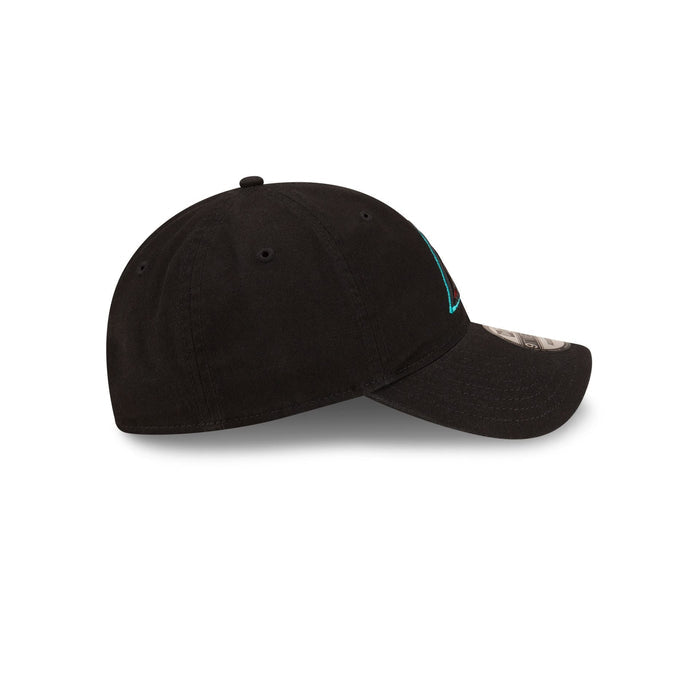 https://cdn.shopify.com/s/files/1/0601/2554/4675/files/60495382_9TWENTY_CORECLASSIC20ALT_ARIDIA_BLKBLK_RSIDE.jpg?v=1705601002