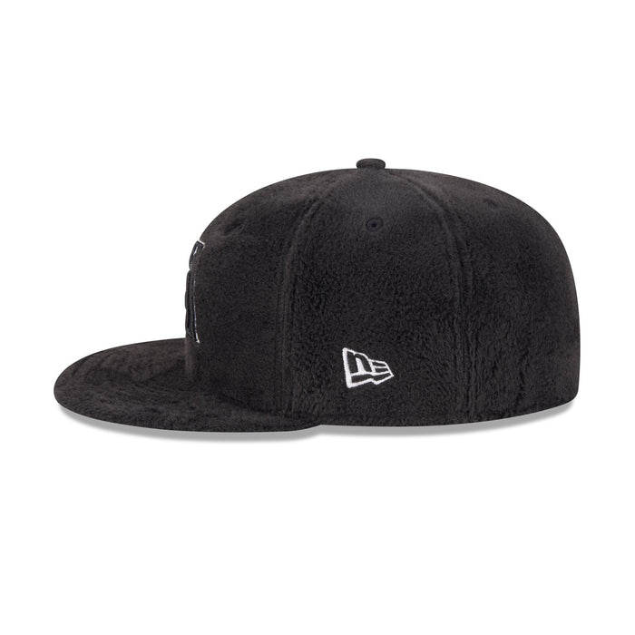 https://cdn.shopify.com/s/files/1/0601/2554/4675/files/60832814_59FIFTY_LifestyleEnergy_ARIDIA_BLK_LSIDE.jpg?v=1764616396