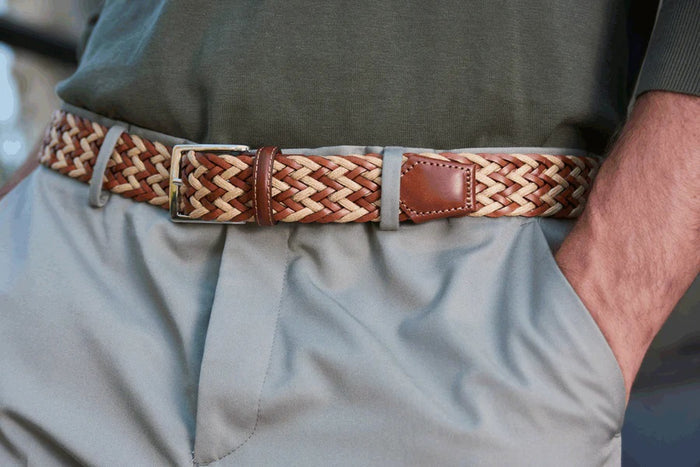 Size guide for ATHISON - BRAIDED LEATHER AND LINEN BELT IN LIGHT BROWN AND BEIGE: sizes XS–XL fit waists 70–115 cm, belt lengths 85–130 cm. Diagram shows how to measure your braided belt, highlighting size M.