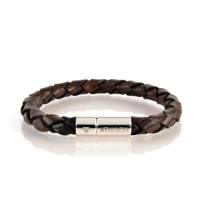 ATHISON size guide for the braided leather bracelet in dark brown: S (15.5–17 cm), M (17–18.5 cm), L (18.5–20 cm), XL (20–22.5 cm). Includes an illustration of this handcrafted ATHISON accessory.