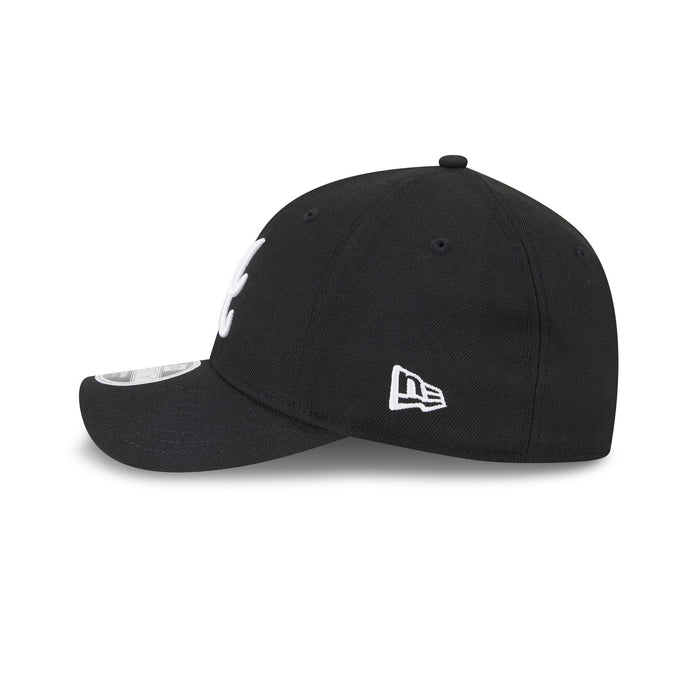 https://cdn.shopify.com/s/files/1/0601/2554/4675/files/60646923_9FORTYMC_MLBTEAM940MC_ATLBRA_WHI_LSIDE.jpg?v=1736976594