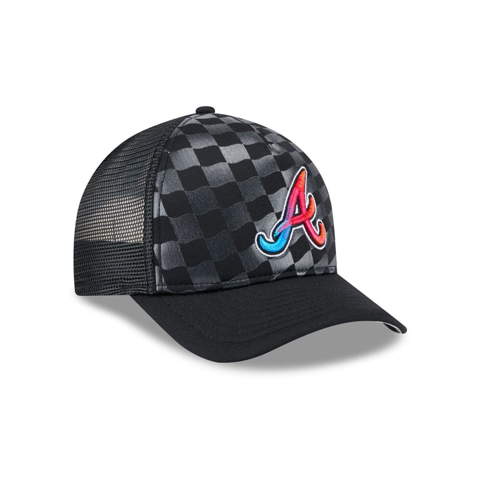 https://cdn.shopify.com/s/files/1/0601/2554/4675/files/60641193_9FORTYMCAF_GRADIENTRACEWAY_ATLBRA_BLK_3QR.jpg?v=1738873207