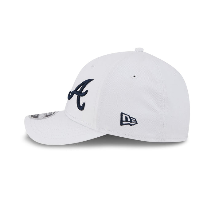 https://cdn.shopify.com/s/files/1/0601/2554/4675/files/60675249_9FORTYMC_LifestyleEnergy_ATLBRA_WHI_LSIDE.jpg?v=1741106293