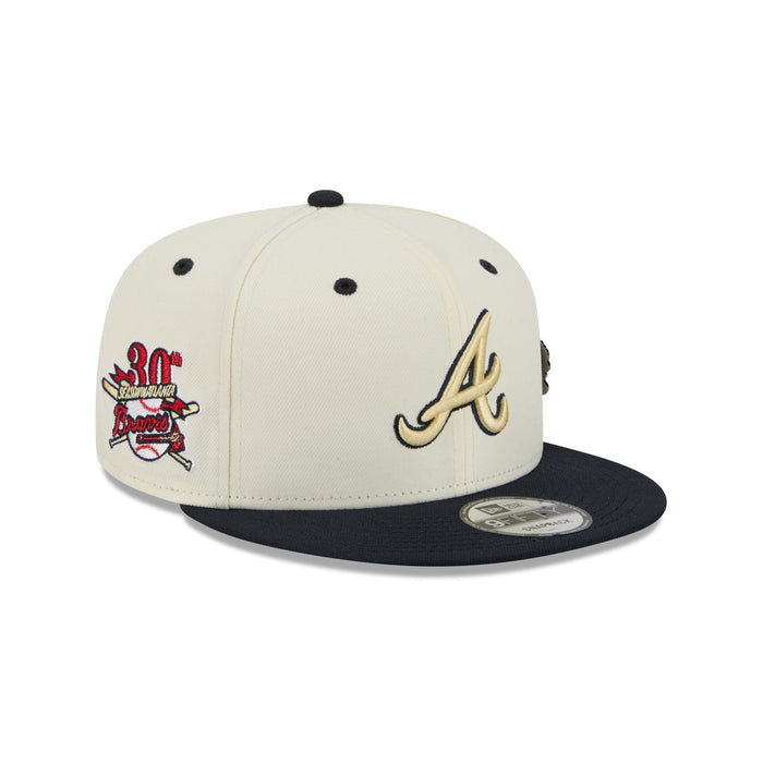 https://cdn.shopify.com/s/files/1/0601/2554/4675/files/60758448_9FIFTY_MASCOTPIN26993_ATLBRA_CHW_3QR.jpg?v=1763476278