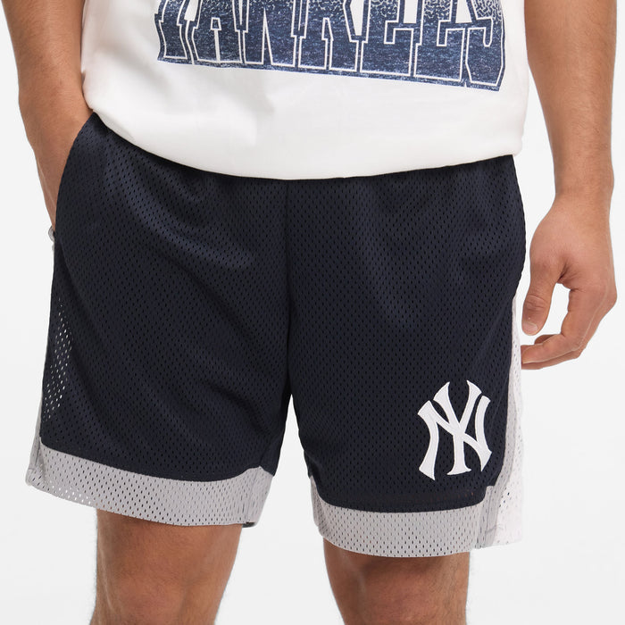 https://cdn.shopify.com/s/files/1/0601/2554/4675/files/1x1_-_Look_15_0458.jpg?v=1749214299