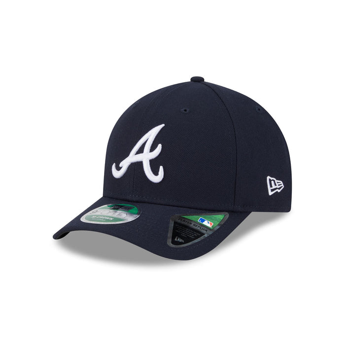 https://cdn.shopify.com/s/files/1/0601/2554/4675/files/60646791_9FORTYMC_MLBPLYRREP940MC_ATLBRA_OTC_3QL.jpg?v=1736976586