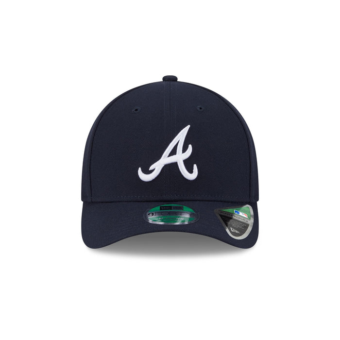 https://cdn.shopify.com/s/files/1/0601/2554/4675/files/60646791_9FORTYMC_MLBPLYRREP940MC_ATLBRA_OTC_F.jpg?v=1736976586