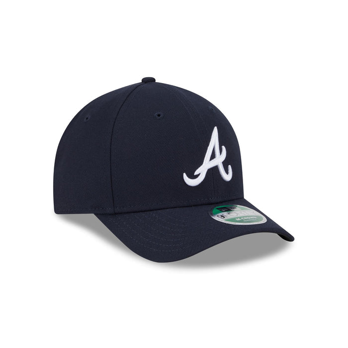 https://cdn.shopify.com/s/files/1/0601/2554/4675/files/60646791_9FORTYMC_MLBPLYRREP940MC_ATLBRA_OTC_3QR.jpg?v=1736976586