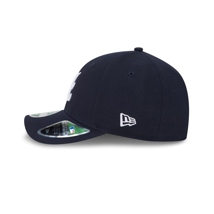https://cdn.shopify.com/s/files/1/0601/2554/4675/files/60646791_9FORTYMC_MLBPLYRREP940MC_ATLBRA_OTC_LSIDE.jpg?v=1736976586