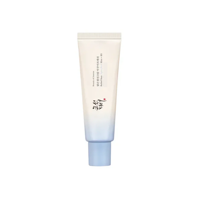 BEAUTY OF JOSEON Relief Sun Aqua-Fresh Rice + B5 is a lightweight and hydrating formula that soothes and nourishes the skin. Enriched with Rice Seed Water and Panthenol (Vitamin B5), it helps to maintain moisture balance while enhancing skin elasticity and radiance. Infused with botanical extracts like Oat Kernel, Artichoke Leaf, and Green Tea Water, it provides calming care and antioxidant protection. With a refreshing texture, it absorbs effortlessly, leaving your skin soft, smooth, and revita