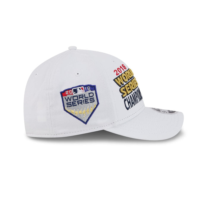 https://cdn.shopify.com/s/files/1/0601/2554/4675/files/60675236_9FORTYMC_LifestyleEnergy_BOSRED_WHI_RSIDE.jpg?v=1741106295