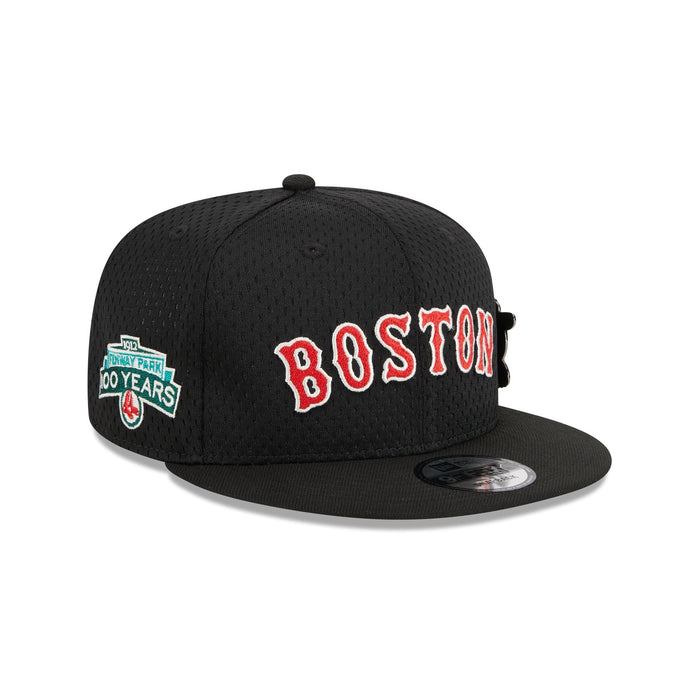 https://cdn.shopify.com/s/files/1/0601/2554/4675/files/60426605_9FIFTY_POST-UPPIN_BOSRED_BLK_3QR.jpg?v=1693420920