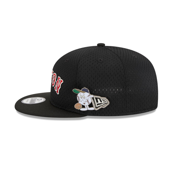 https://cdn.shopify.com/s/files/1/0601/2554/4675/files/60426605_9FIFTY_POST-UPPIN_BOSRED_BLK_LSIDE.jpg?v=1693420920