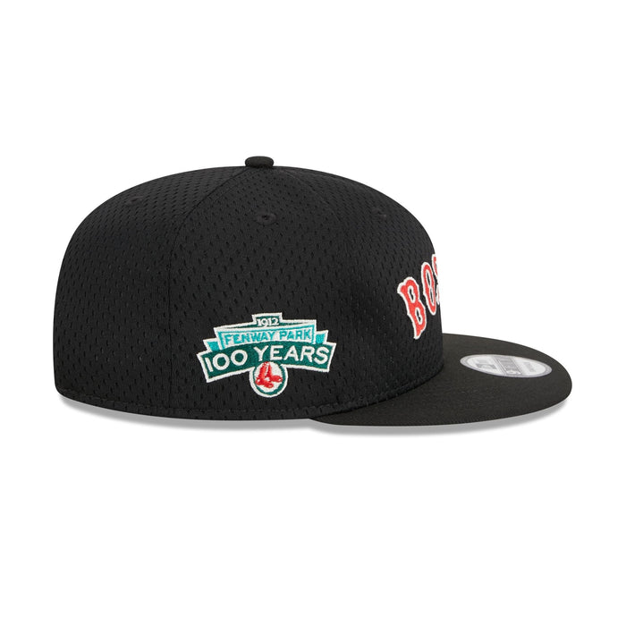 https://cdn.shopify.com/s/files/1/0601/2554/4675/files/60426605_9FIFTY_POST-UPPIN_BOSRED_BLK_RSIDE.jpg?v=1693420920