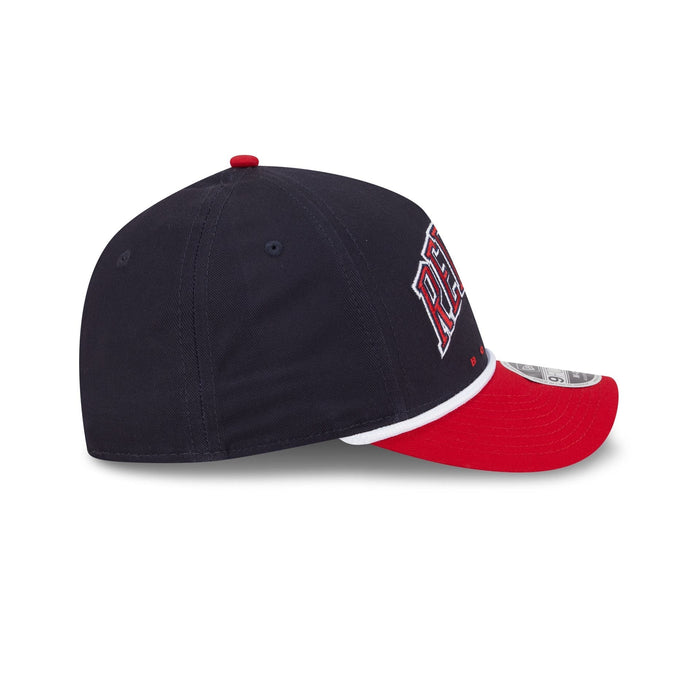 https://cdn.shopify.com/s/files/1/0601/2554/4675/files/60709350_9FORTYMCAF_940MCAFARCH25187_BOSRED_STM_RSIDE.jpg?v=1758054187