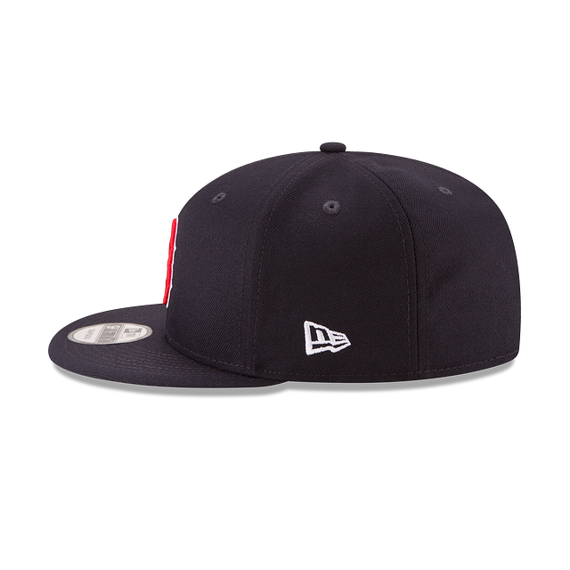 https://cdn.shopify.com/s/files/1/0601/2554/4675/products/11591076_11592449_9FIFTY_MLBBASICSNAP_BOSRED_OTC_LSIDE.png?v=1677613015