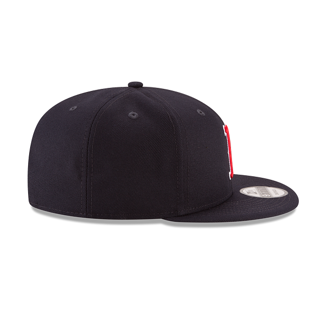 https://cdn.shopify.com/s/files/1/0601/2554/4675/products/11591076_9FIFTY_MLBBASICSNAP_BOSRED_OTC_RSIDE.png?v=1677613015