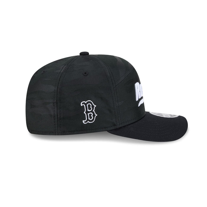 https://cdn.shopify.com/s/files/1/0601/2554/4675/files/60840686_9SEVENTYSP_QS970SP30414_BOSRED_BLK_RSIDE.jpg?v=1763397055