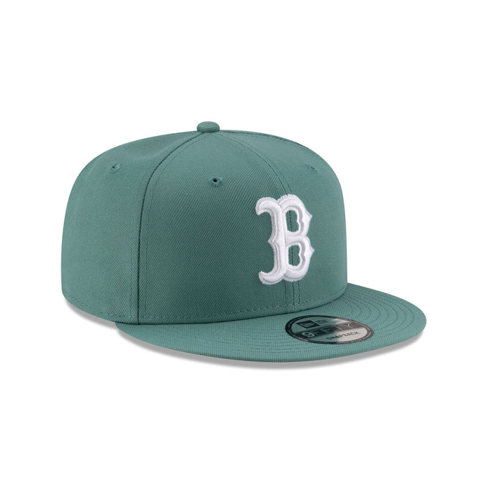 https://cdn.shopify.com/s/files/1/0601/2554/4675/files/60666602_9FIFTY_MLB25_CITYCONNECT_BOSRED_GRN_3QR.jpg?v=1747315852