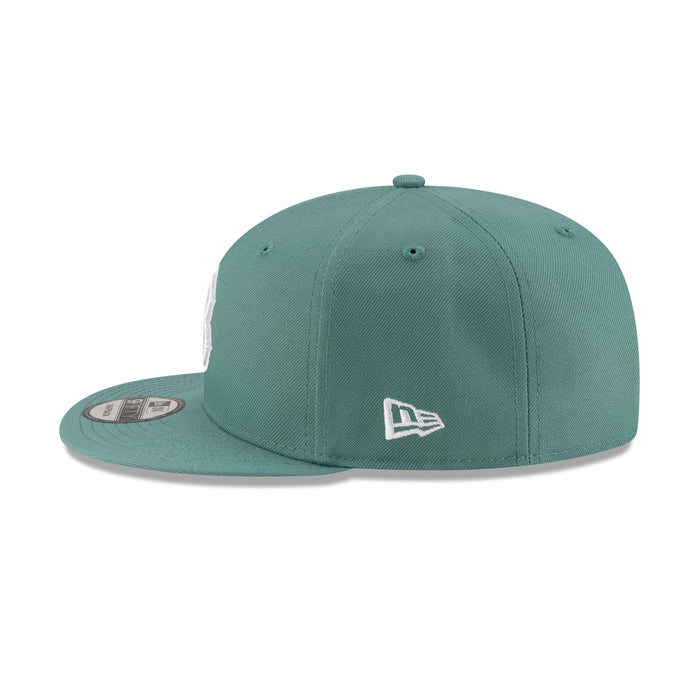 https://cdn.shopify.com/s/files/1/0601/2554/4675/files/60666602_9FIFTY_MLB25_CITYCONNECT_BOSRED_GRN_LSIDE.jpg?v=1747315852
