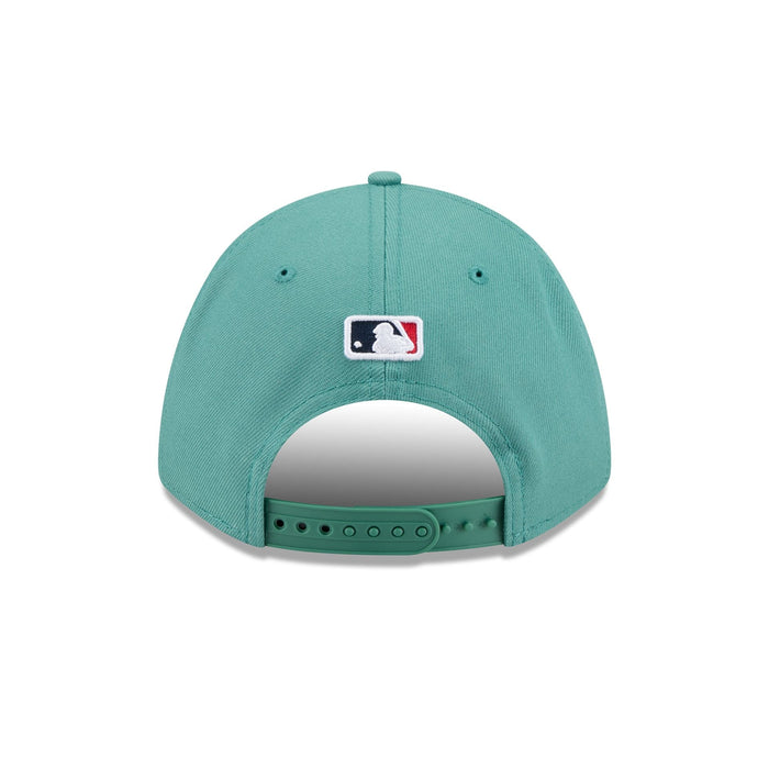 https://cdn.shopify.com/s/files/1/0601/2554/4675/files/60666767_9FORTYMC_CITYCONNECTBOSRED_BOSRED_OTC_R.jpg?v=1747315858