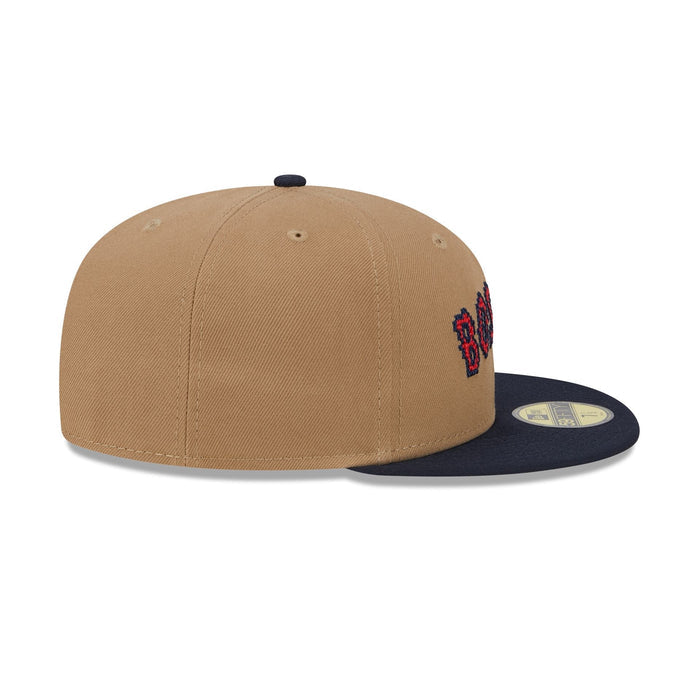 https://cdn.shopify.com/s/files/1/0601/2554/4675/files/60573337_59FIFTY_CLASSIC8-BITWORDMA_BOSRED_KHK_RSIDE.jpg?v=1726173641