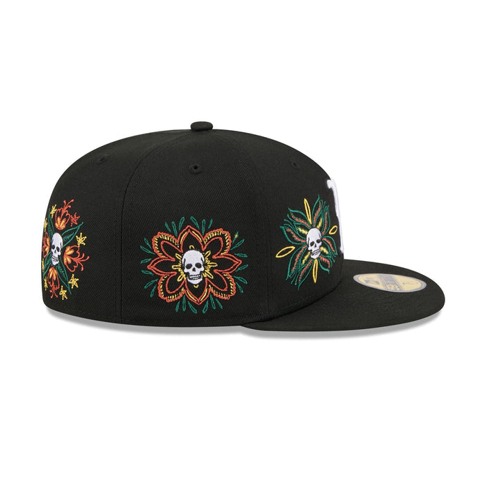 https://cdn.shopify.com/s/files/1/0601/2554/4675/files/60832769_59FIFTY_LifestyleEnergy_BOSRED_BLK_RSIDE.jpg?v=1760914191