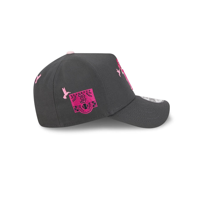https://cdn.shopify.com/s/files/1/0601/2554/4675/files/60675112_9FORTYAF_940AFDIADEMUERTOSBOSREDGRH_BOSRED_GRH_RSIDE.jpg?v=1760635752