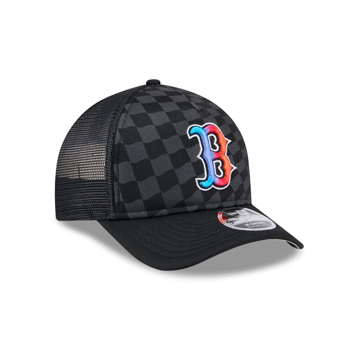 https://cdn.shopify.com/s/files/1/0601/2554/4675/files/60641194_940MC_20AF_20TRUCKER_GRADIENTRACEWAY_BOSRED_BLK_3QR.jpg?v=1738873206