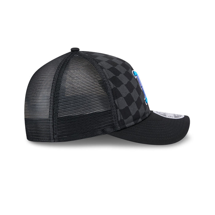 https://cdn.shopify.com/s/files/1/0601/2554/4675/files/60641194_940MC_20AF_20TRUCKER_GRADIENTRACEWAY_BOSRED_BLK_RSIDE.jpg?v=1738873206