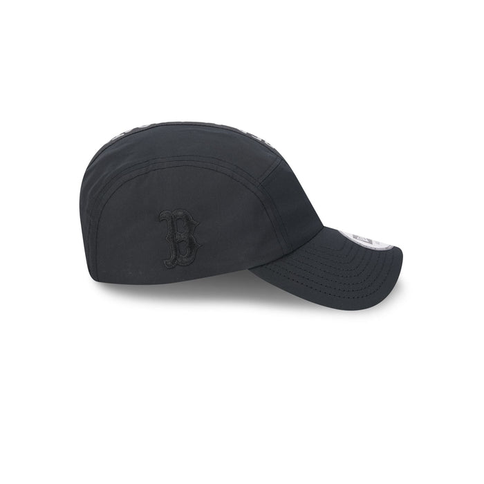 https://cdn.shopify.com/s/files/1/0601/2554/4675/files/60579266_ECOMRUNNER22726BOSREDBLK_RSIDE.jpg?v=1722364583