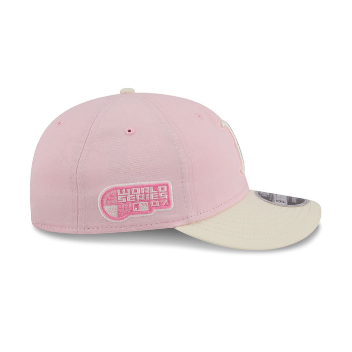 https://cdn.shopify.com/s/files/1/0601/2554/4675/files/60852082_9FIFTY_LifestyleEnergy_BOSRED_PNK_RSIDE.jpg?v=1769617724