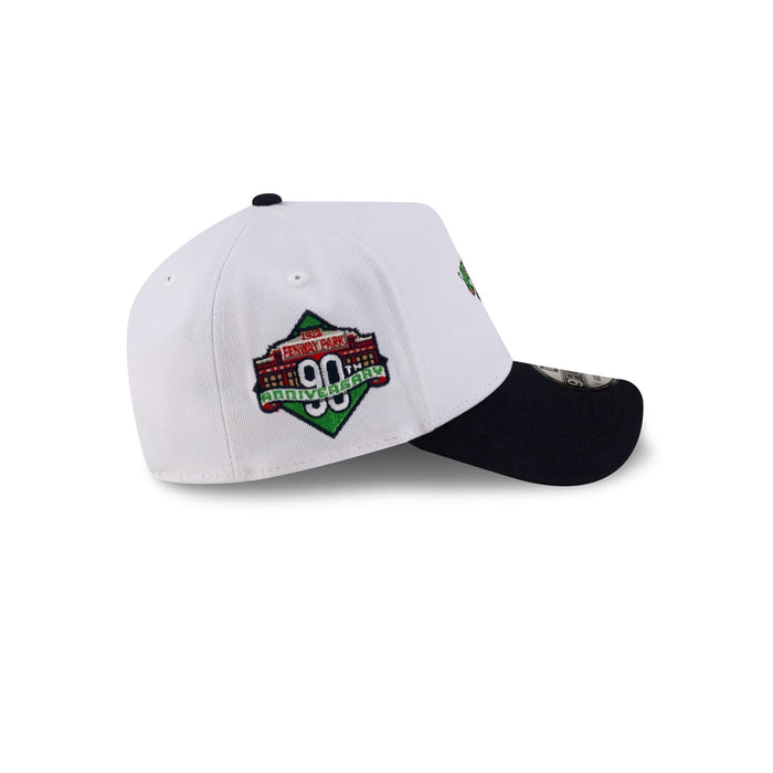 https://cdn.shopify.com/s/files/1/0601/2554/4675/files/70931208_9FORTYAFRAME_MLBMASCOT_25_BOSSCACO_WHT_RSIDE.jpg?v=1741802262