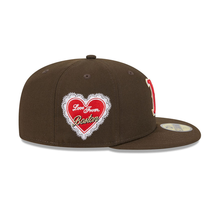 https://cdn.shopify.com/s/files/1/0601/2554/4675/files/60661417_59FIFTY_LifestyleEnergy_BOSRED_WLT_RSIDE.jpg?v=1737663031