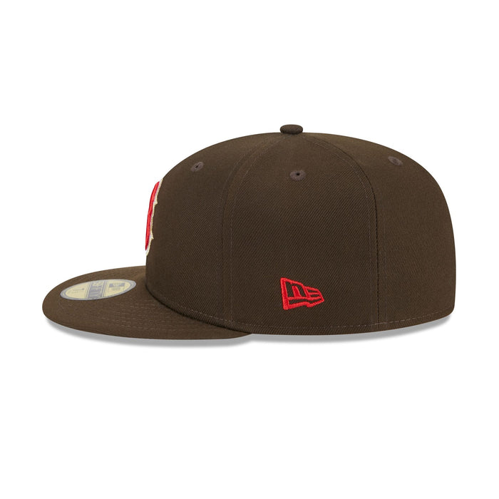 https://cdn.shopify.com/s/files/1/0601/2554/4675/files/60661417_59FIFTY_LifestyleEnergy_BOSRED_WLT_LSIDE.jpg?v=1737663031
