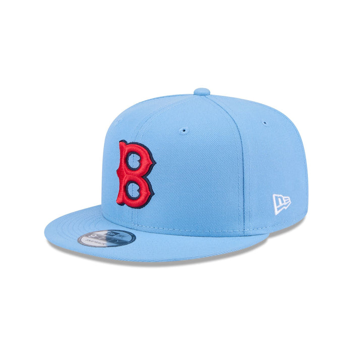 https://cdn.shopify.com/s/files/1/0601/2554/4675/files/60440305_9FIFTY_950EGSKYSKYOTC_BOSREDCO_SKY_3QL.jpg?v=1713795116