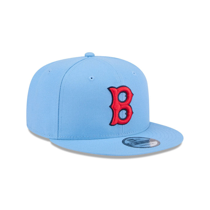 https://cdn.shopify.com/s/files/1/0601/2554/4675/files/60440305_9FIFTY_950EGSKYSKYOTC_BOSREDCO_SKY_3QR.jpg?v=1713795116
