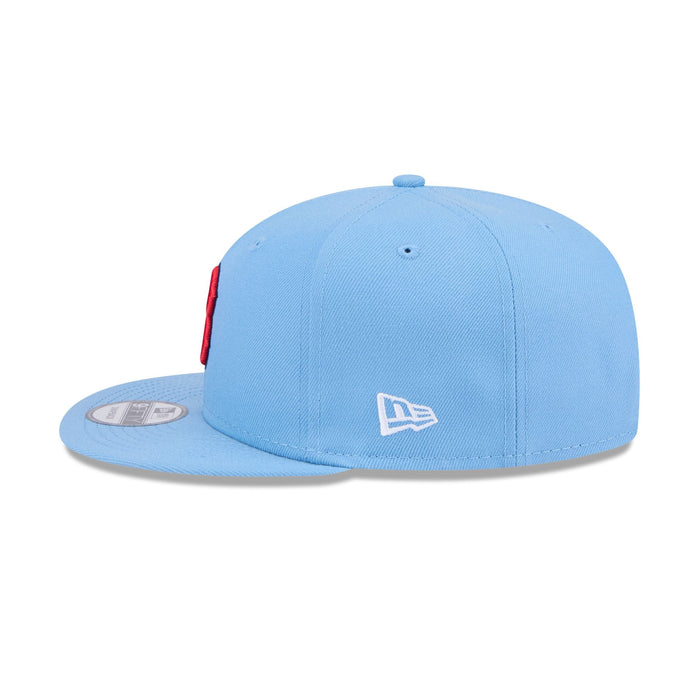 https://cdn.shopify.com/s/files/1/0601/2554/4675/files/60440305_9FIFTY_950EGSKYSKYOTC_BOSREDCO_SKY_LSIDE.jpg?v=1713795116
