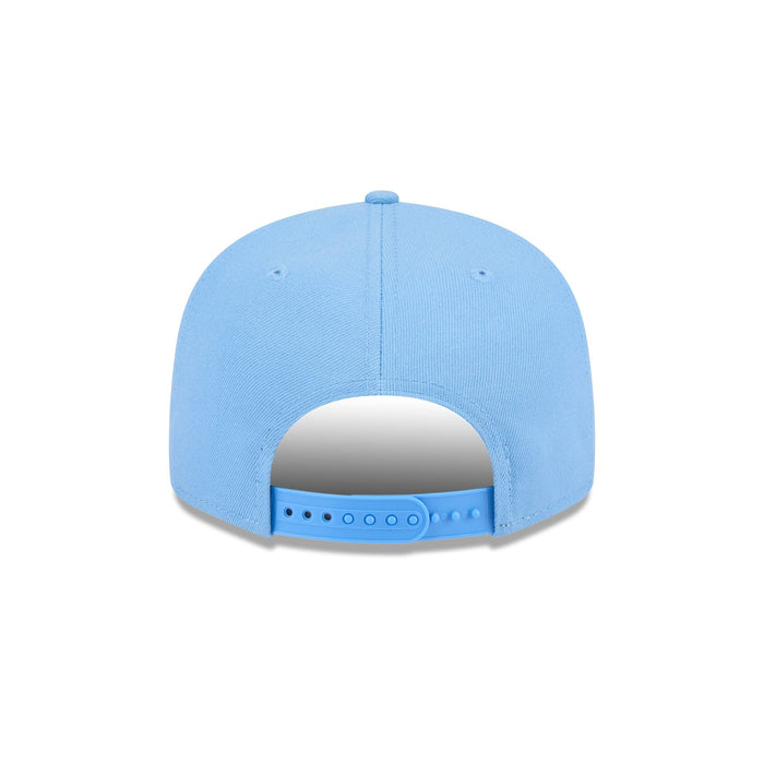 https://cdn.shopify.com/s/files/1/0601/2554/4675/files/60440305_9FIFTY_950EGSKYSKYOTC_BOSREDCO_SKY_R.jpg?v=1713795116