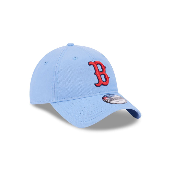 https://cdn.shopify.com/s/files/1/0601/2554/4675/files/60445720_9TWENTY_920EGSKYSKYOTC_BOSRED_SKY_3QR.jpg?v=1713795116