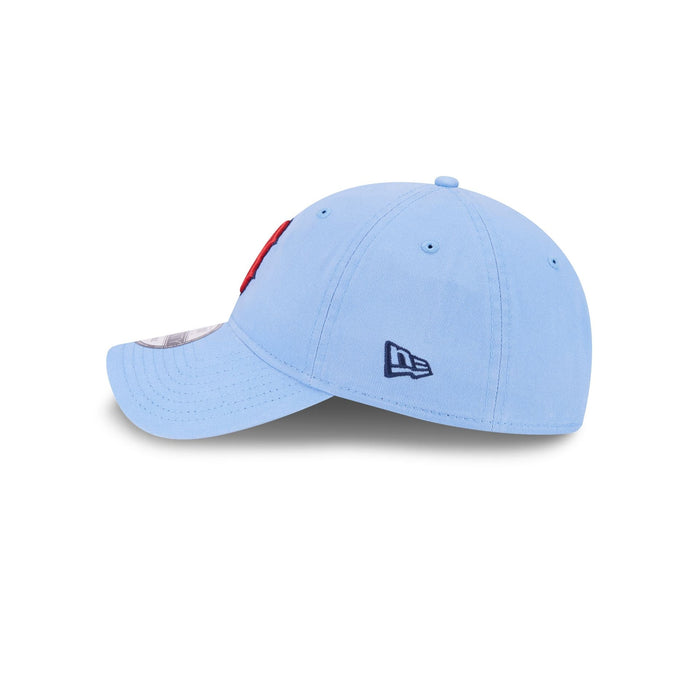 https://cdn.shopify.com/s/files/1/0601/2554/4675/files/60445720_9TWENTY_920EGSKYSKYOTC_BOSRED_SKY_LSIDE.jpg?v=1713795116