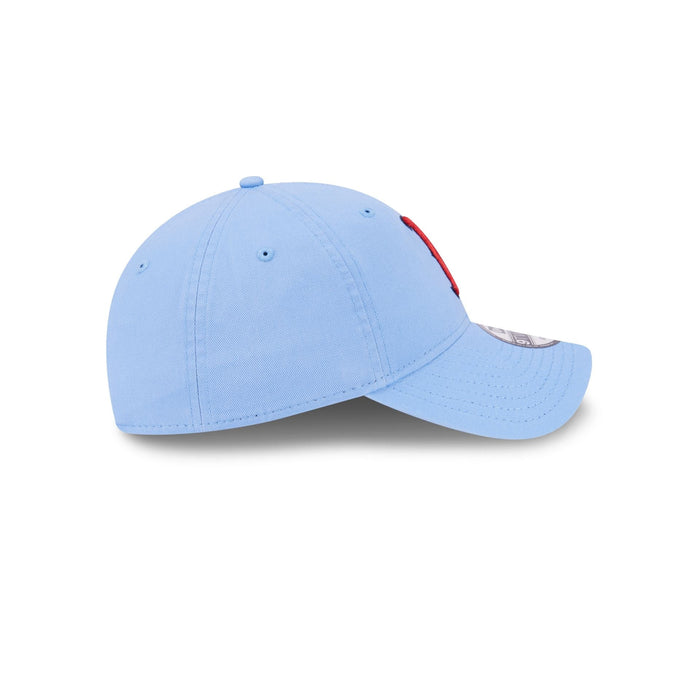 https://cdn.shopify.com/s/files/1/0601/2554/4675/files/60445720_9TWENTY_920EGSKYSKYOTC_BOSRED_SKY_RSIDE.jpg?v=1713795116
