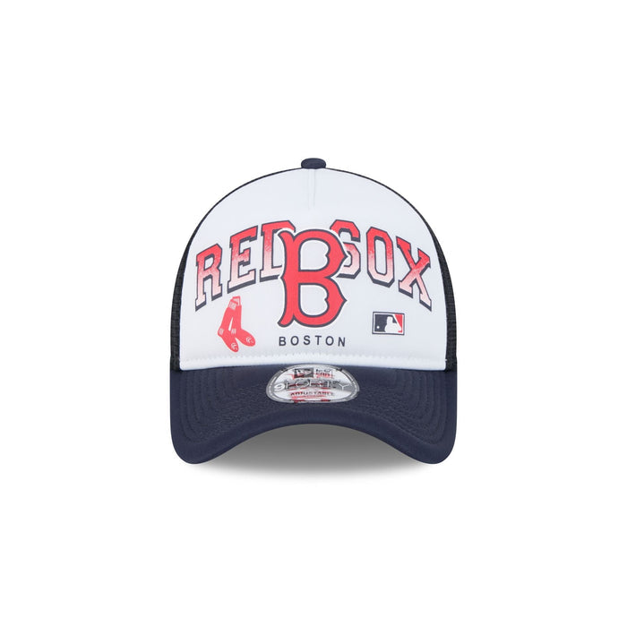 https://cdn.shopify.com/s/files/1/0601/2554/4675/files/60573571_AF9FORTY_RETROWORDMARK_BOSREDCO_OTC_F.jpg?v=1723664221