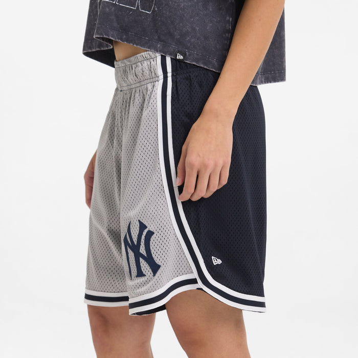 https://cdn.shopify.com/s/files/1/0601/2554/4675/files/1x1_-_Look_18_0332.jpg?v=1749154356