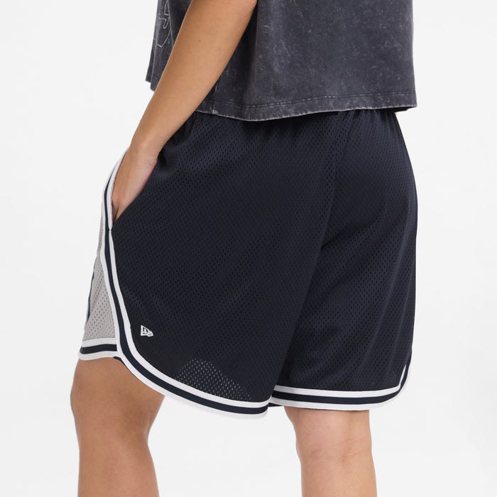 https://cdn.shopify.com/s/files/1/0601/2554/4675/files/1x1_-_Look_18_0336.jpg?v=1749149662